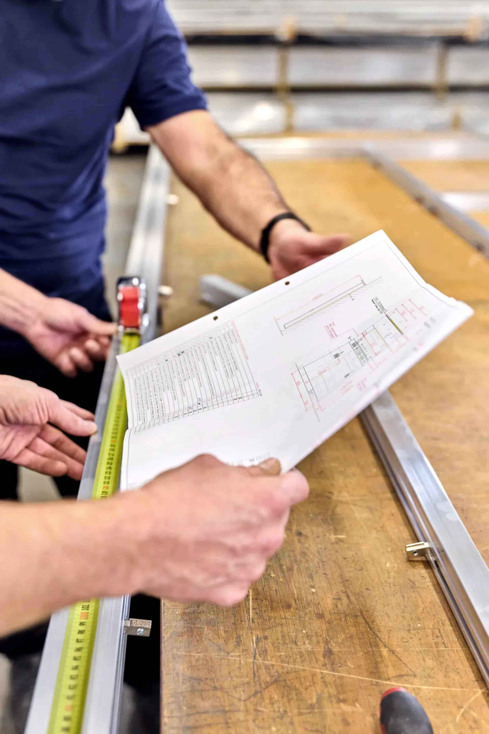 Mitarbeiter sehen sich eine Arbeitszeichnung an
