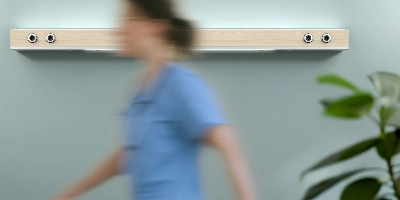 Eine pflegekraft läuft durch einen hellen Krankenhausflur