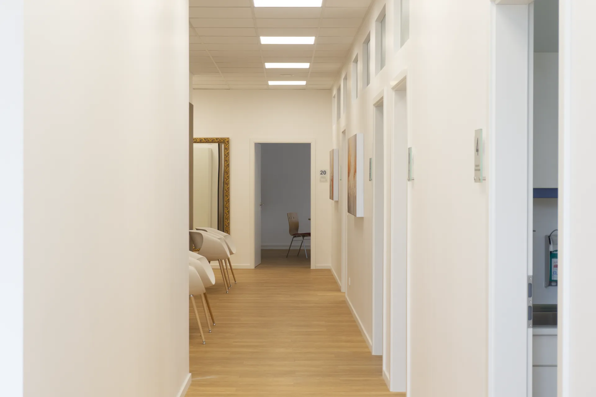 A bright corridor with a continuous ceiling luminaire that creates a pleasant atmosphere.