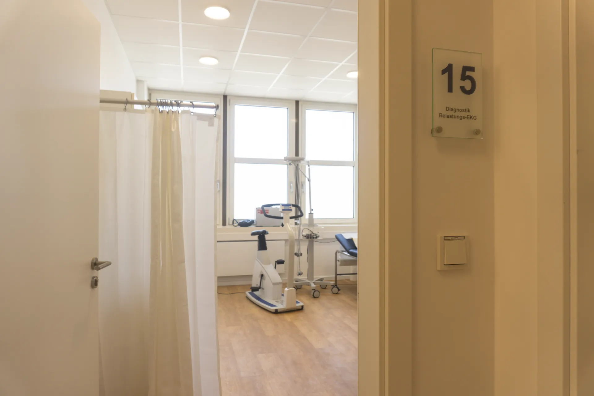 Diagnostic room illuminated with the Stram downlight.