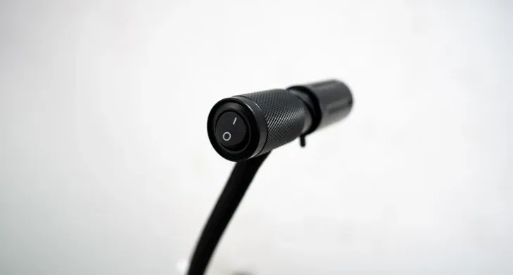 Close-up of the black anodised, knurled aluminium luminaire head of the WORK gooseneck luminaire with an ergonomically integrated rocker switch