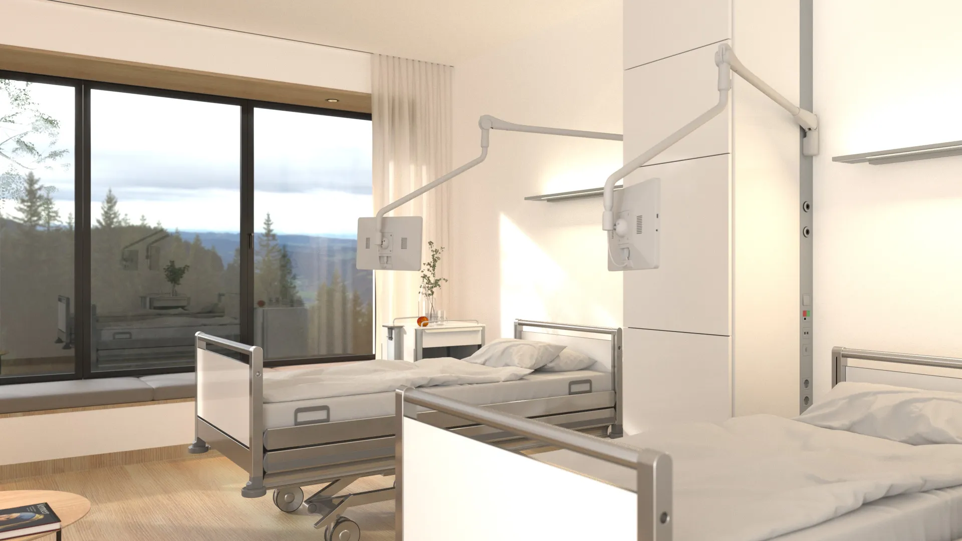 Zwei Krankenhausbetten mit weißen Bettlaken in einem hellen Patientenzimmer mit großem Fenster und Blick auf Bäume und Berge