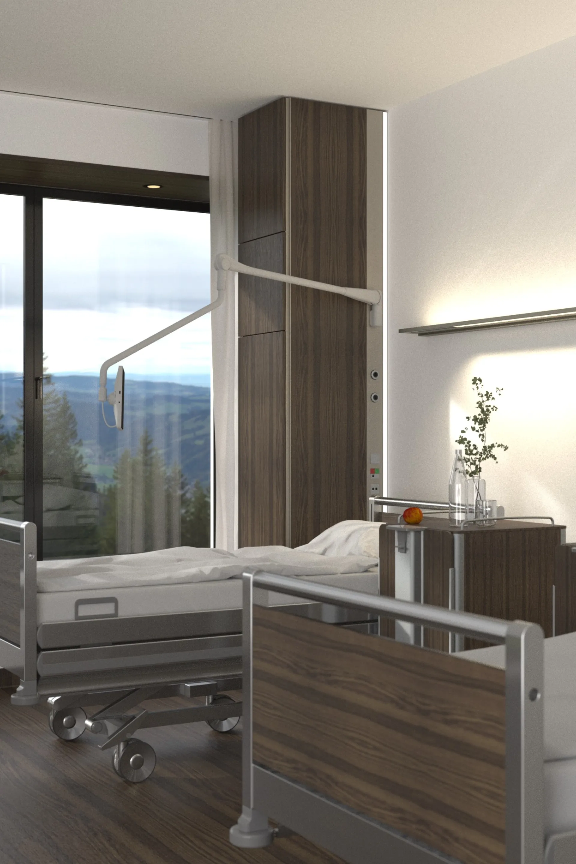 Krankenhauszimmer mit Pflegebett, Nachttisch mit Glasflasche und Apfel, großer Fensterfront mit Bergblick und moderner Holzverkleidung
